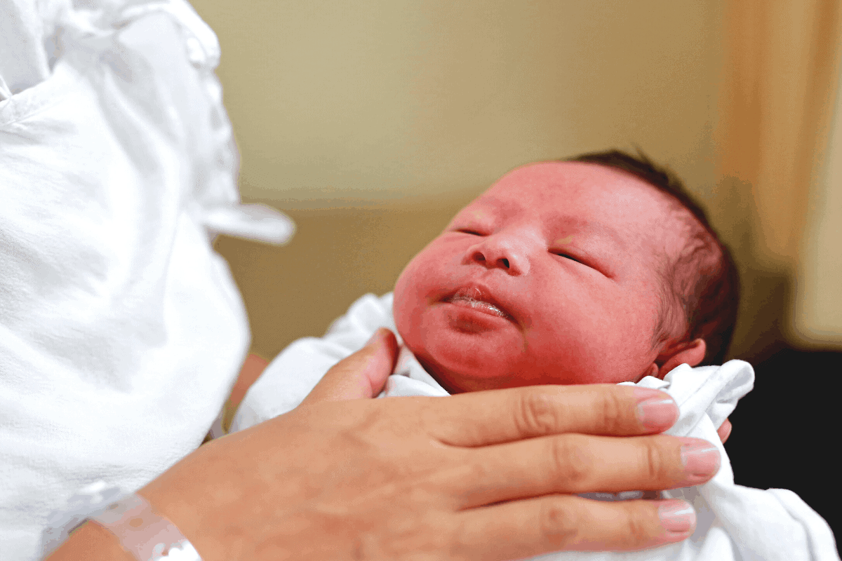 Cara Sendawakan Bayi Selepas Menyusu (Agar Tak Muntah & Meragam)